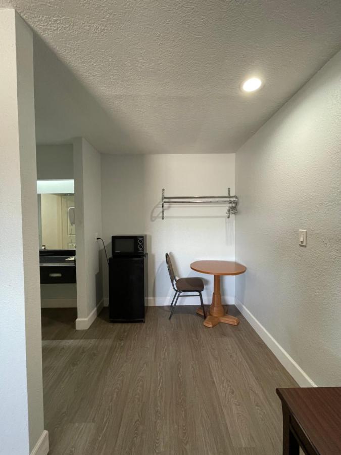 West Columbia Western Inn מראה חיצוני תמונה