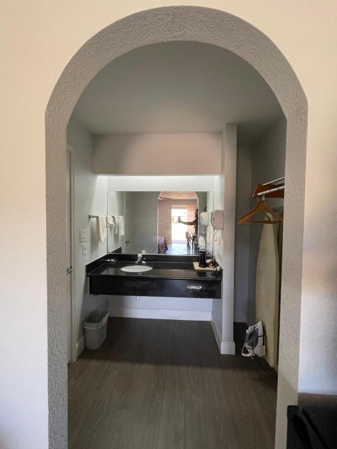 West Columbia Western Inn מראה חיצוני תמונה